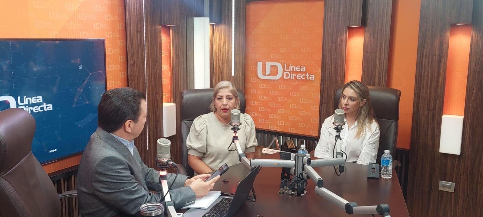Itzumy Jiménez y Mirian en el estudio de Línea Directa