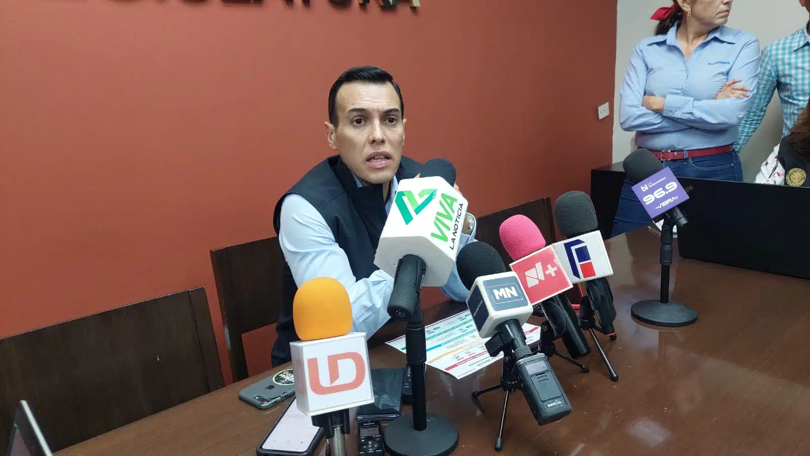 Jesús Alfonso Ibarra Ramos. con medios de prensa