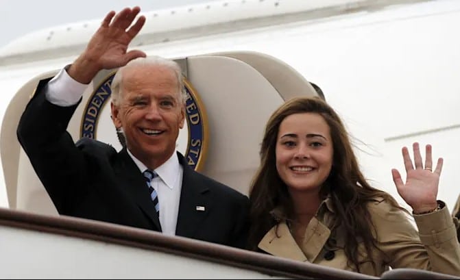 Atacan el coche oficial de la nieta del presidente Biden