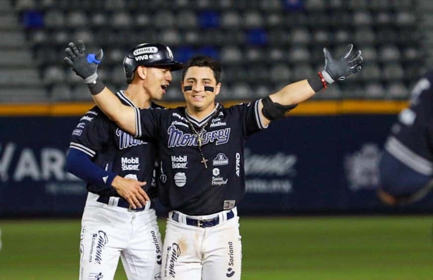 Juan Mora juega para los Sultanes de Monterrey
