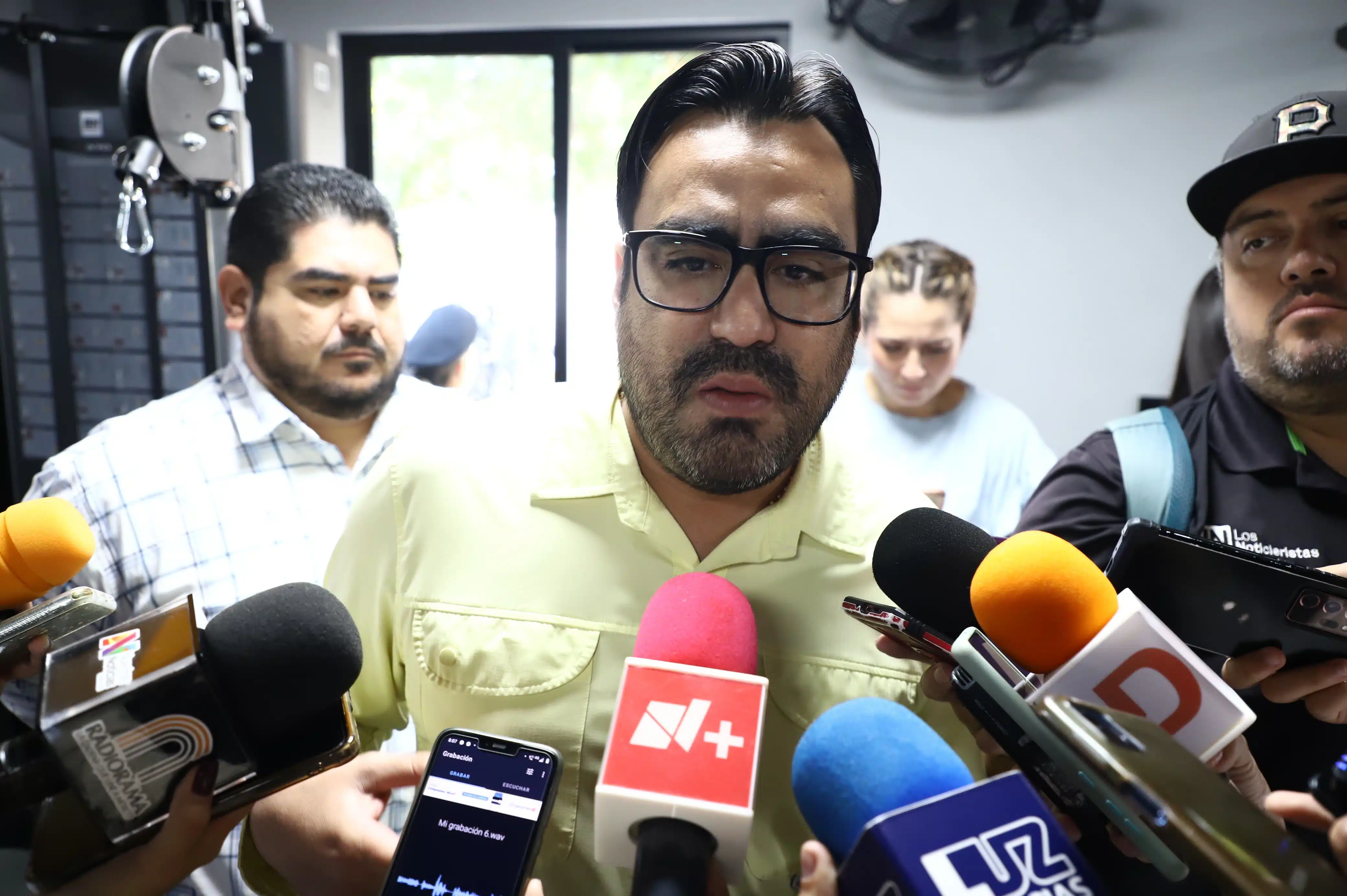 Juan de Dios Gámez Mendívil. con medios de prensa