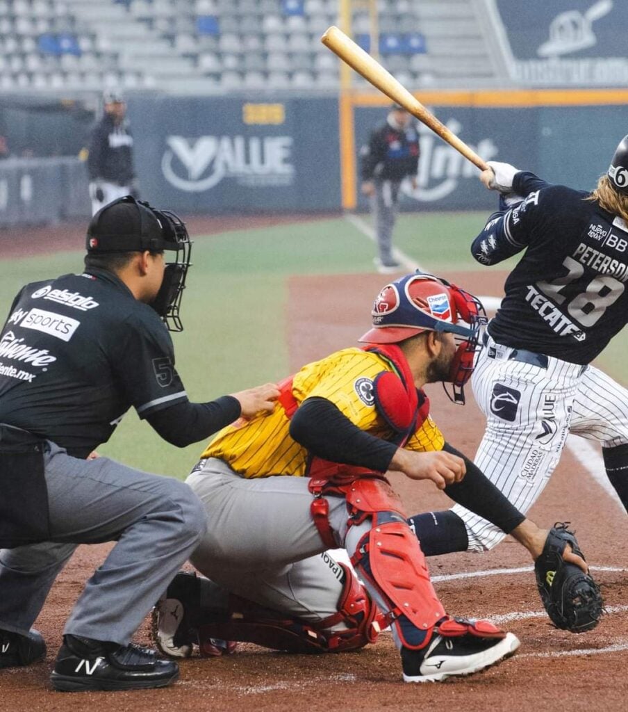 Jugadores de equipos de beisbol en el estadio de Monterrey