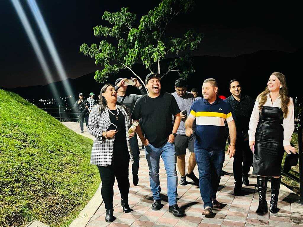 Julión Álvarez camina junto al alcalde de Badiraguato