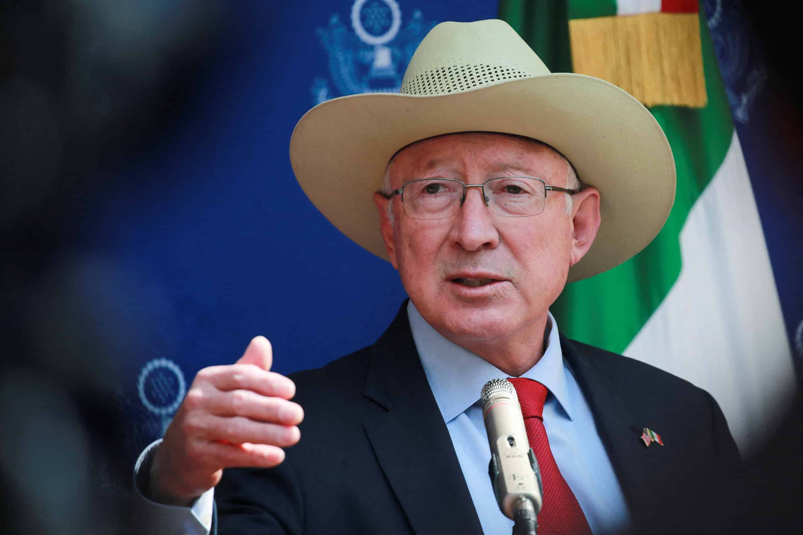 Ken Salazar se pronuncia tras captura del 