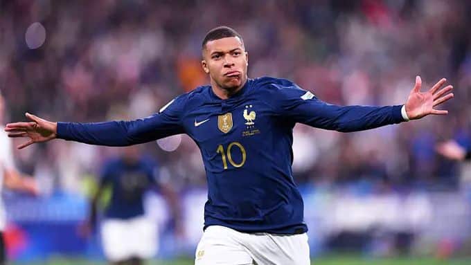 Kylian Mbappé celebra gol de Francia