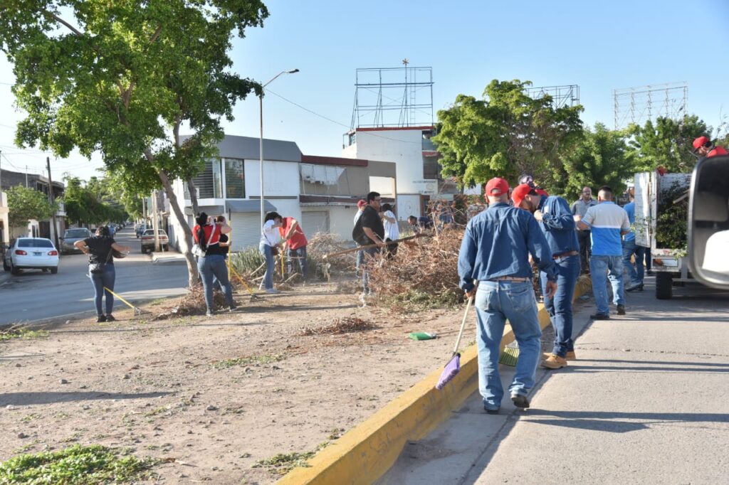 Ayuntamiento limpia calles de Los Mochis