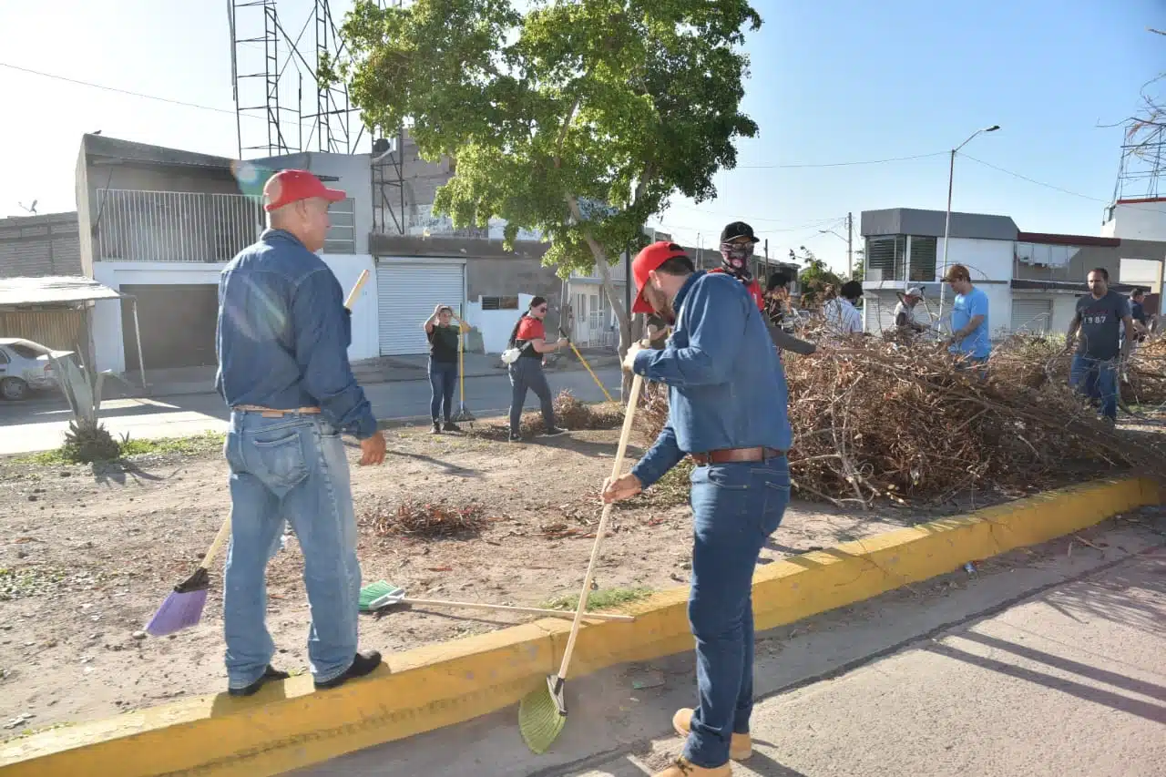 Ayuntamiento limpia calles de Los Mochis