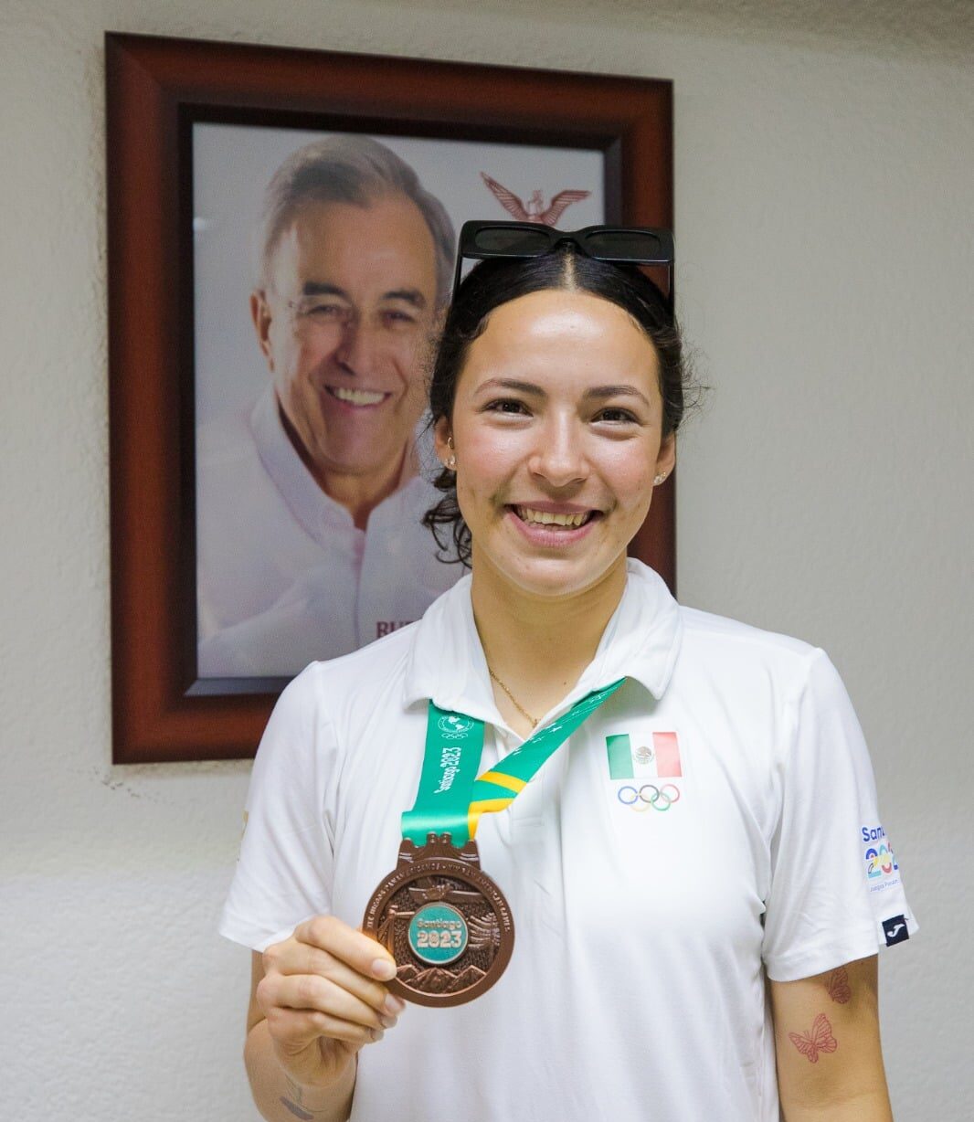 La voleibolista guasavense Grecia Castro mostrando con orgullo su presea de bronce que consiguió en los Juegos Panamericanos de Santiago