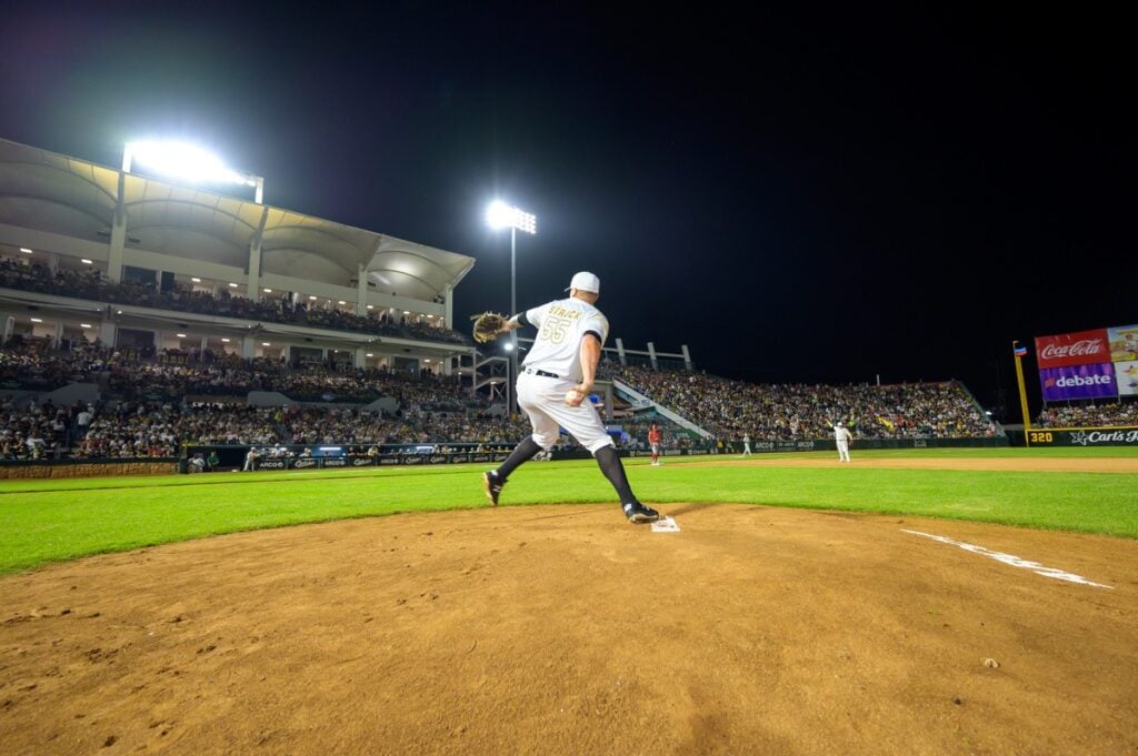 Lanzamiento de Nick Struck por Cañeros en el juego inaugural de la temporada 2023-2024 de la LMP