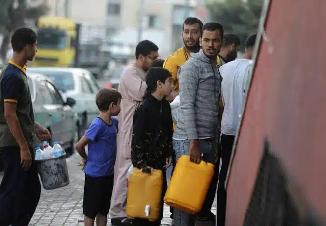 Largas filas en Gaza para poder ir al baño o conseguir gas para cocinar