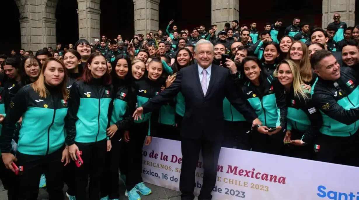 López Obrador con los atletas de los Panamericanos 2023