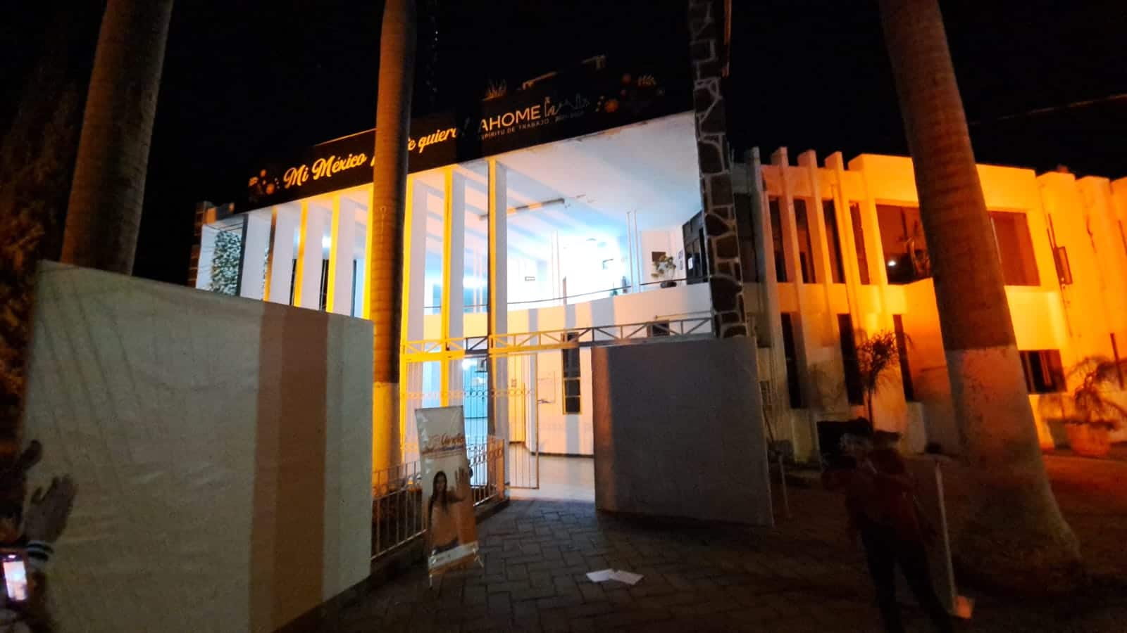 El palacio municipal de Ahome se iluminó con luces naranja.