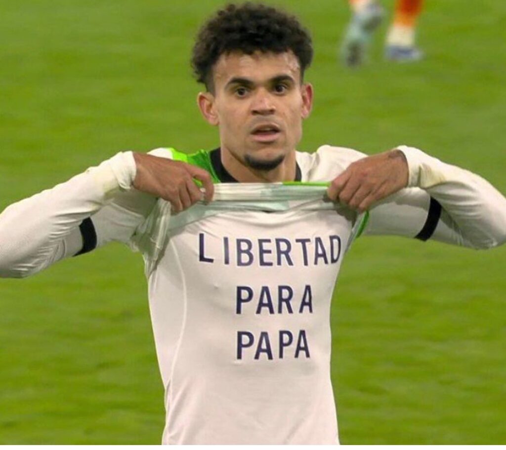 Futbolista colombiano Luis Díaz durante un partido