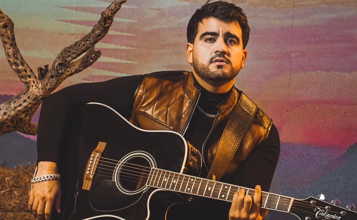 Luis Mexía, cantante sinaloense, posando con una guitarra