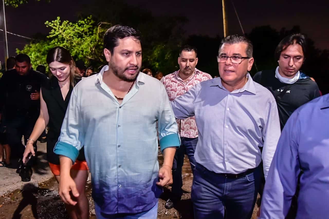 El cantante Julión Álvarez y el alcalde Edgar González encendieron las nuevas lámparas.
