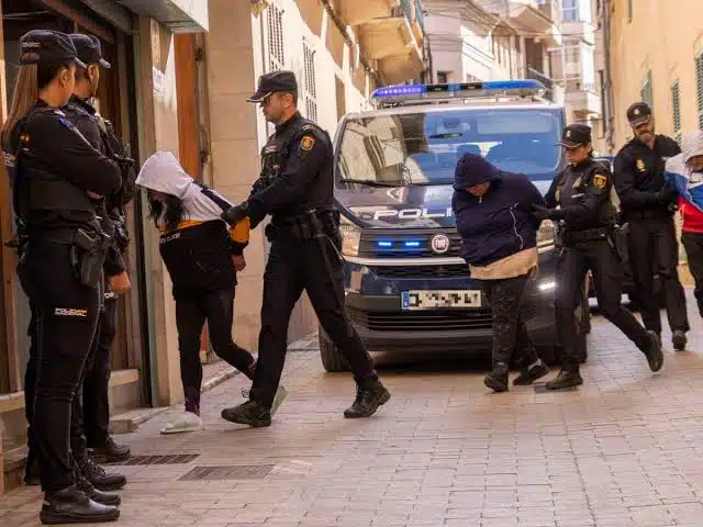 Madre arroja a su bebé a contenedor de basura y la deja morir en España