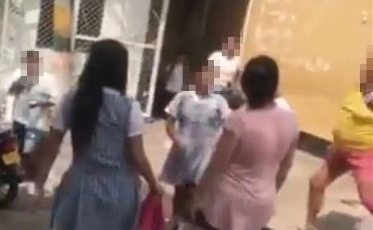 Madre incita a su hija para golpear a otra niña en Colombia