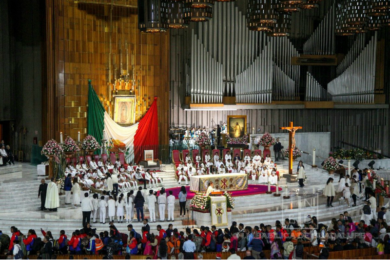 Iglesia y gente en altar