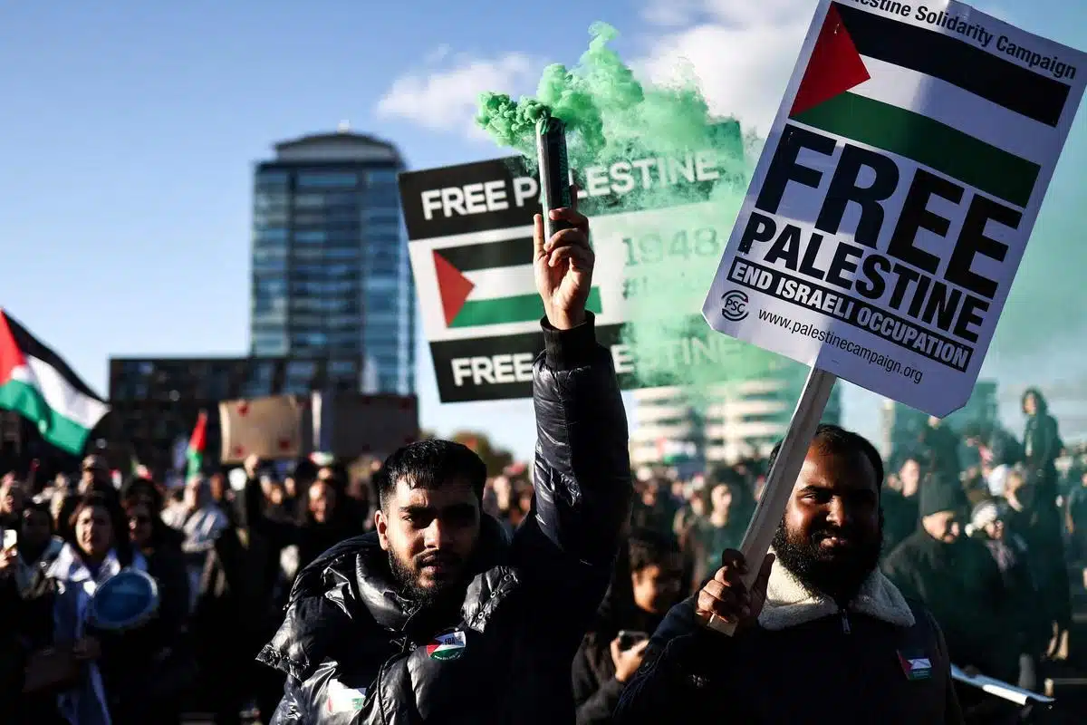 Manifestantes y policía chocan en protesta pro palestina en Londres