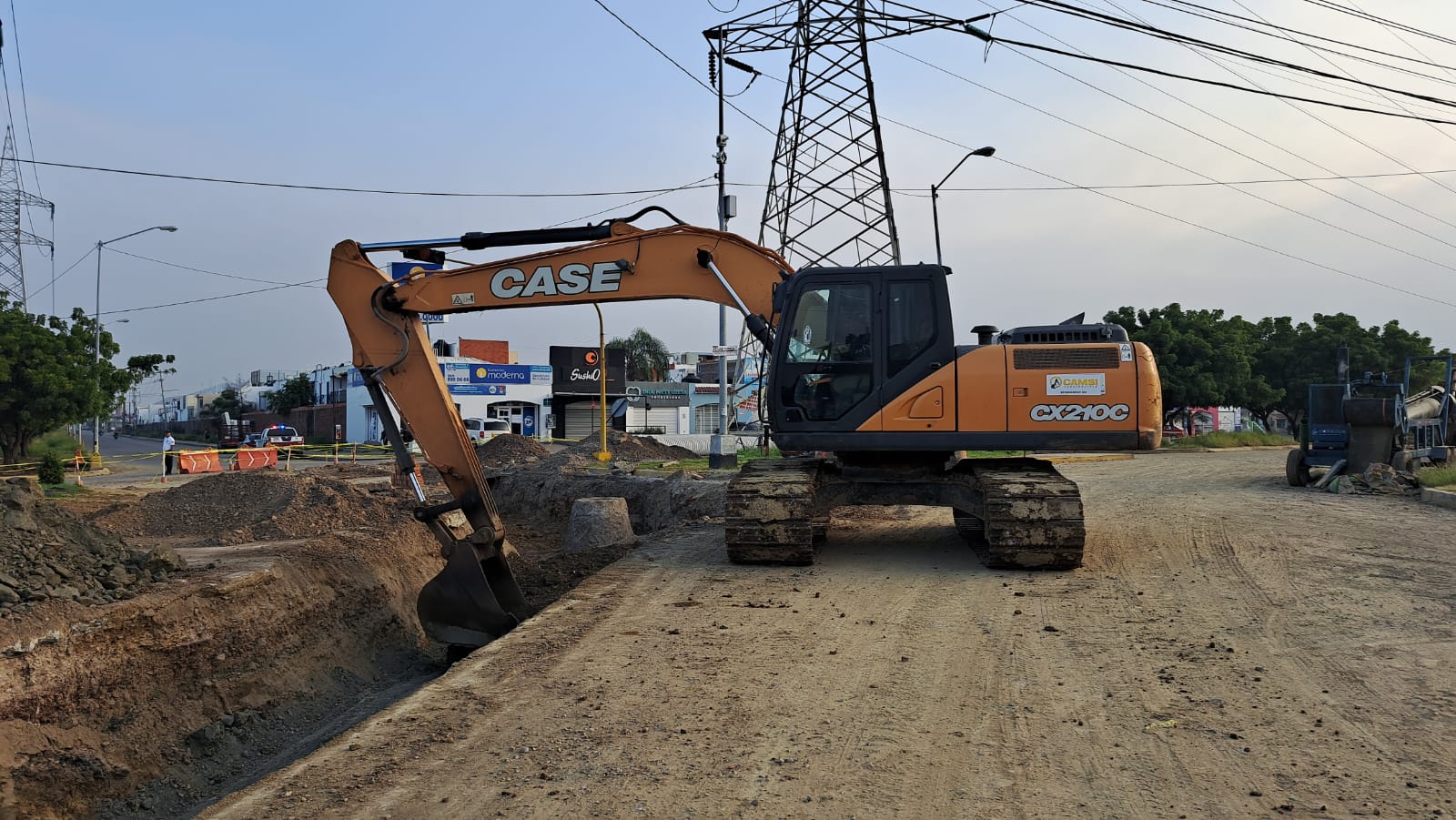 Maquinaria trabaja en reparación de socavón en puente de Prados del Sol Mazatlán