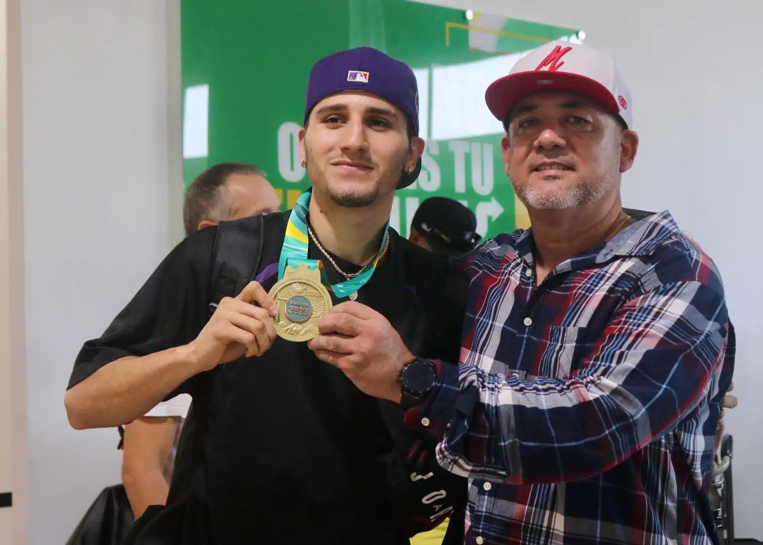 Marco Verde, boxeador mazatleco junto a su familia