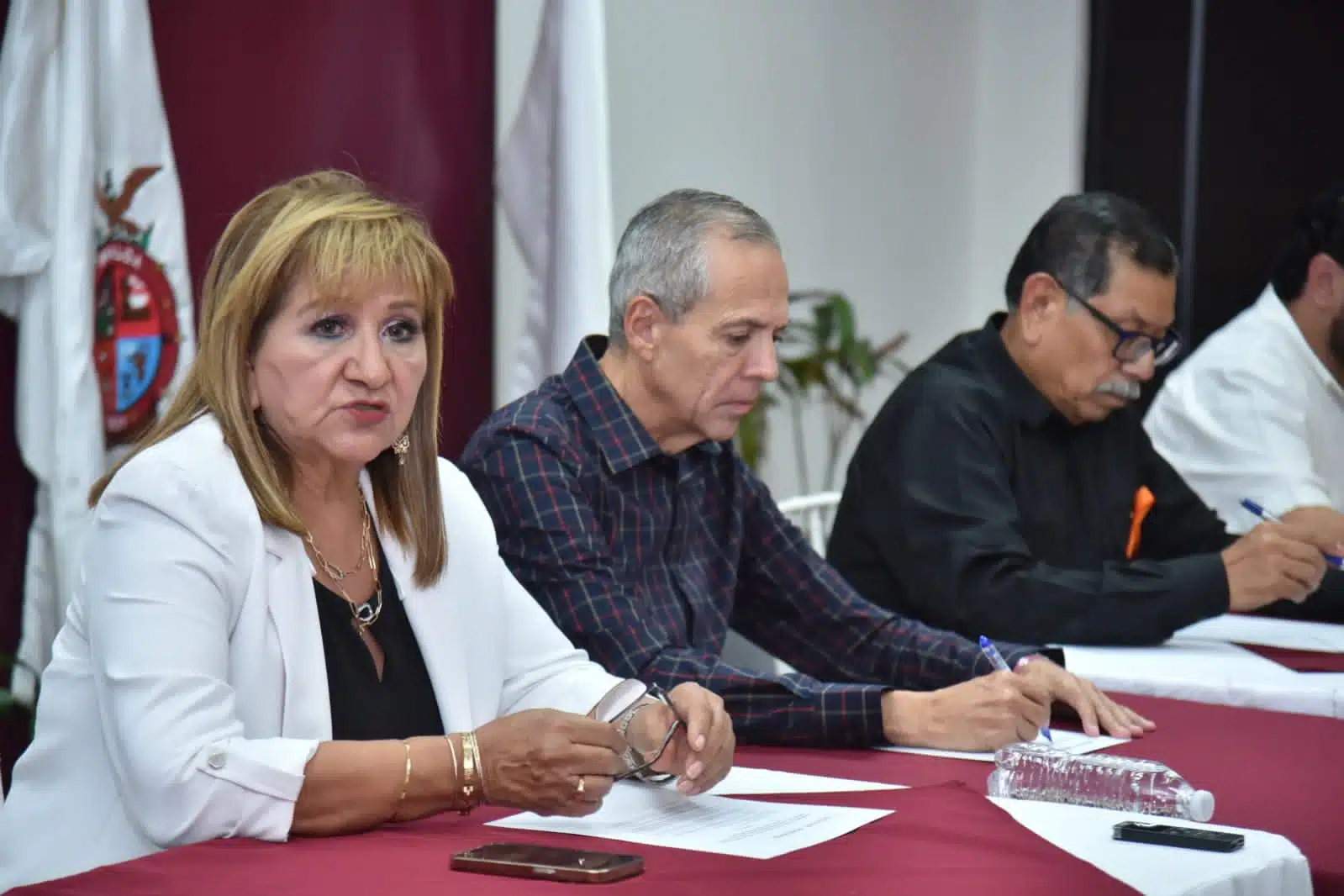 reunión de trabajo de María Teresa Guerra Ochoa, funcionarios estatales y el alcalde de Ahome