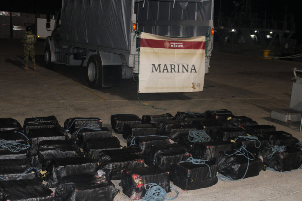 Marina localiza 44 paquetes de cocaína