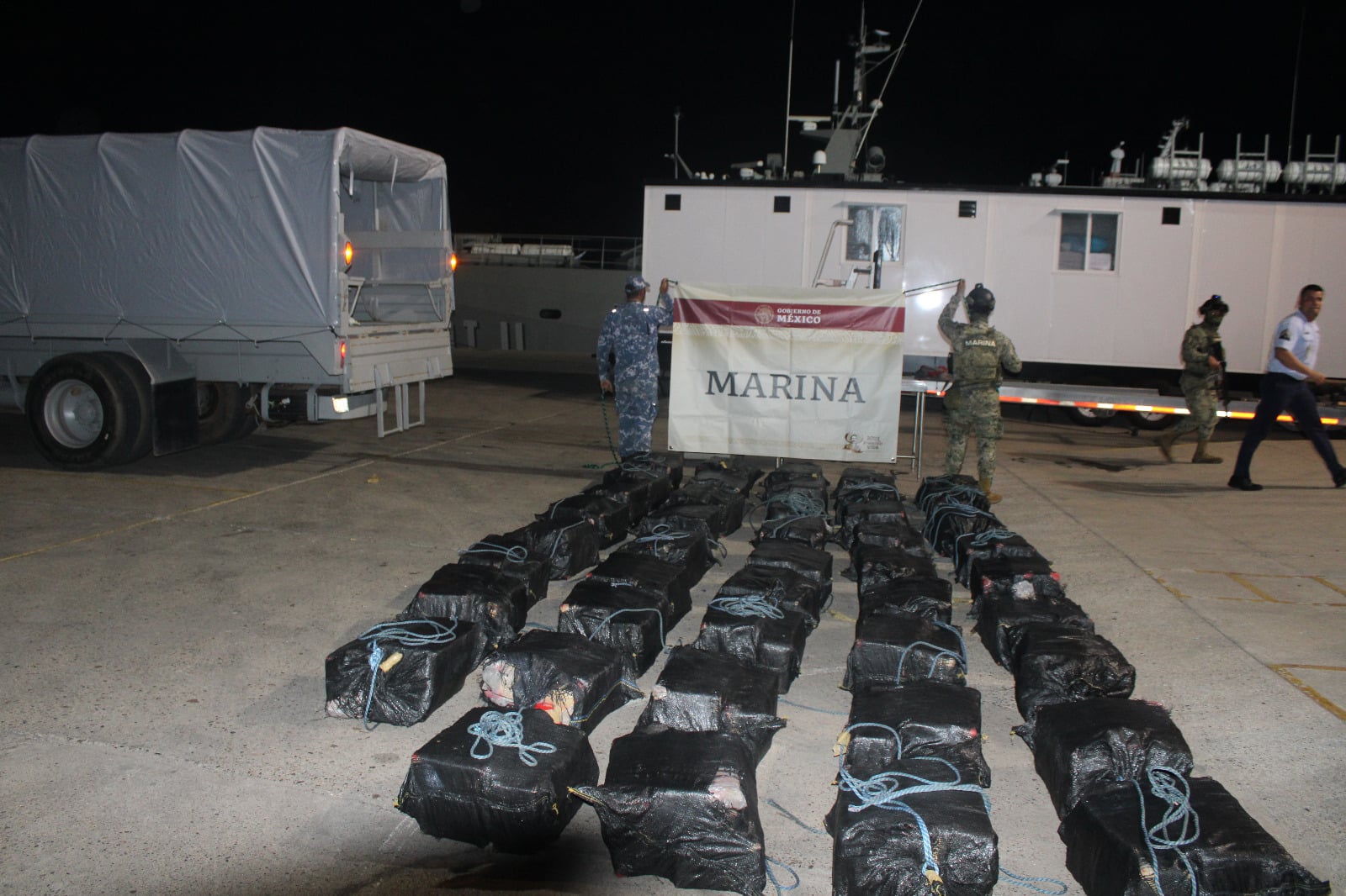 Marina localiza 44 paquetes de cocaína