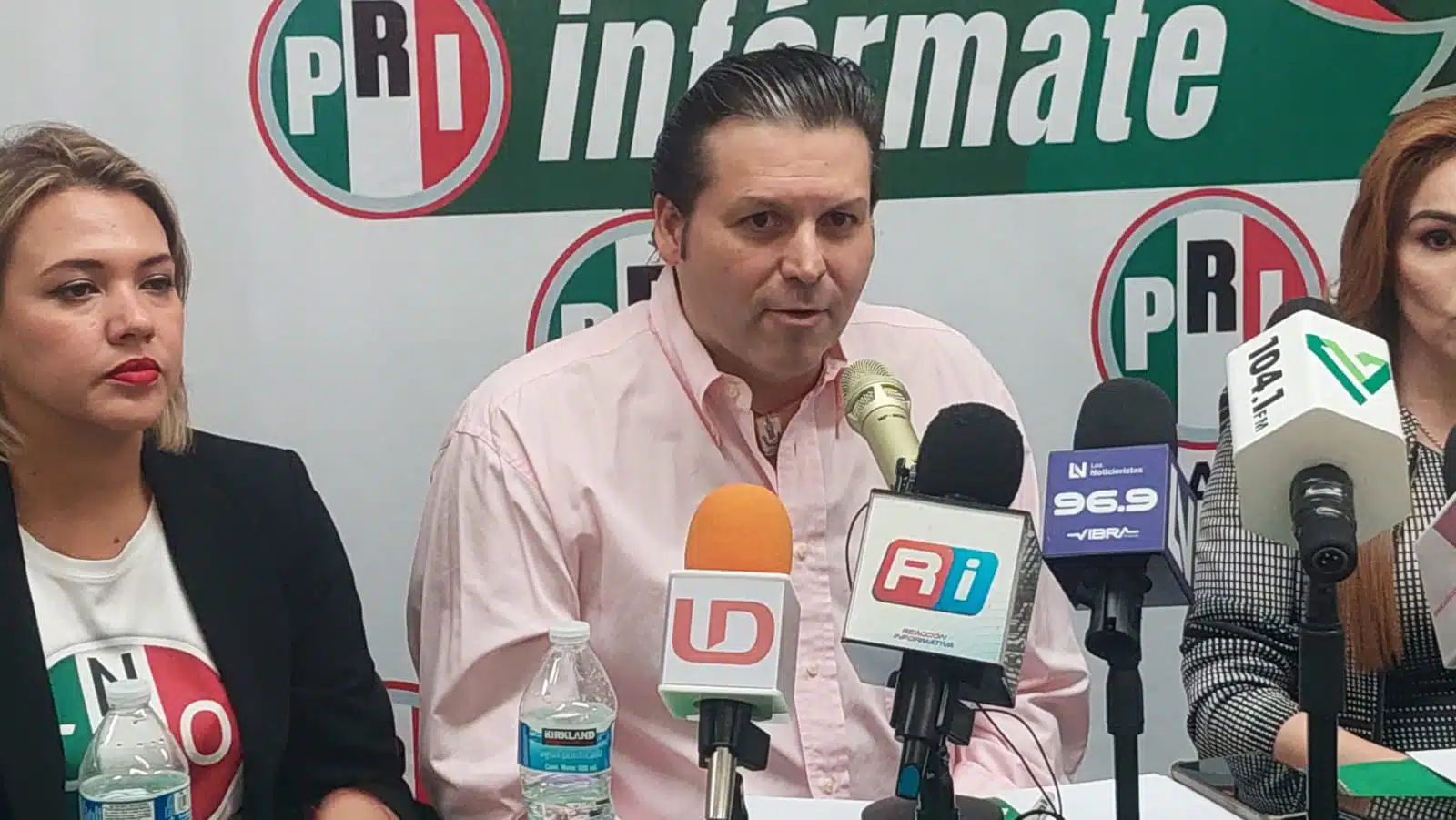 Mario Zamora Gastelum, senador de la República por el Partido Revolucionario Institucional (PRI), en conferencia de prensa