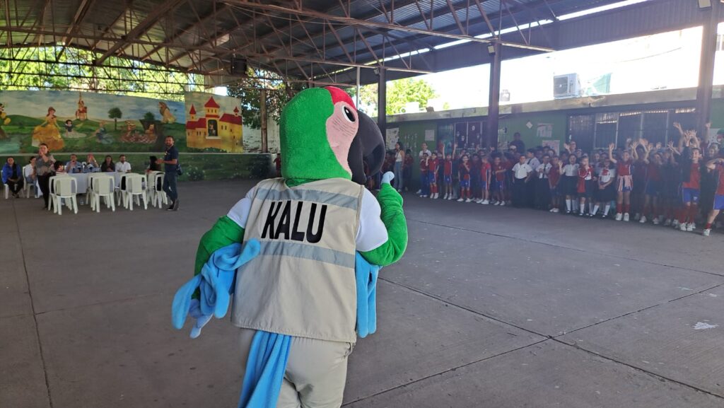 Presentación de la mascota “Kalú” en la escuela primaria Gabriela Mistral