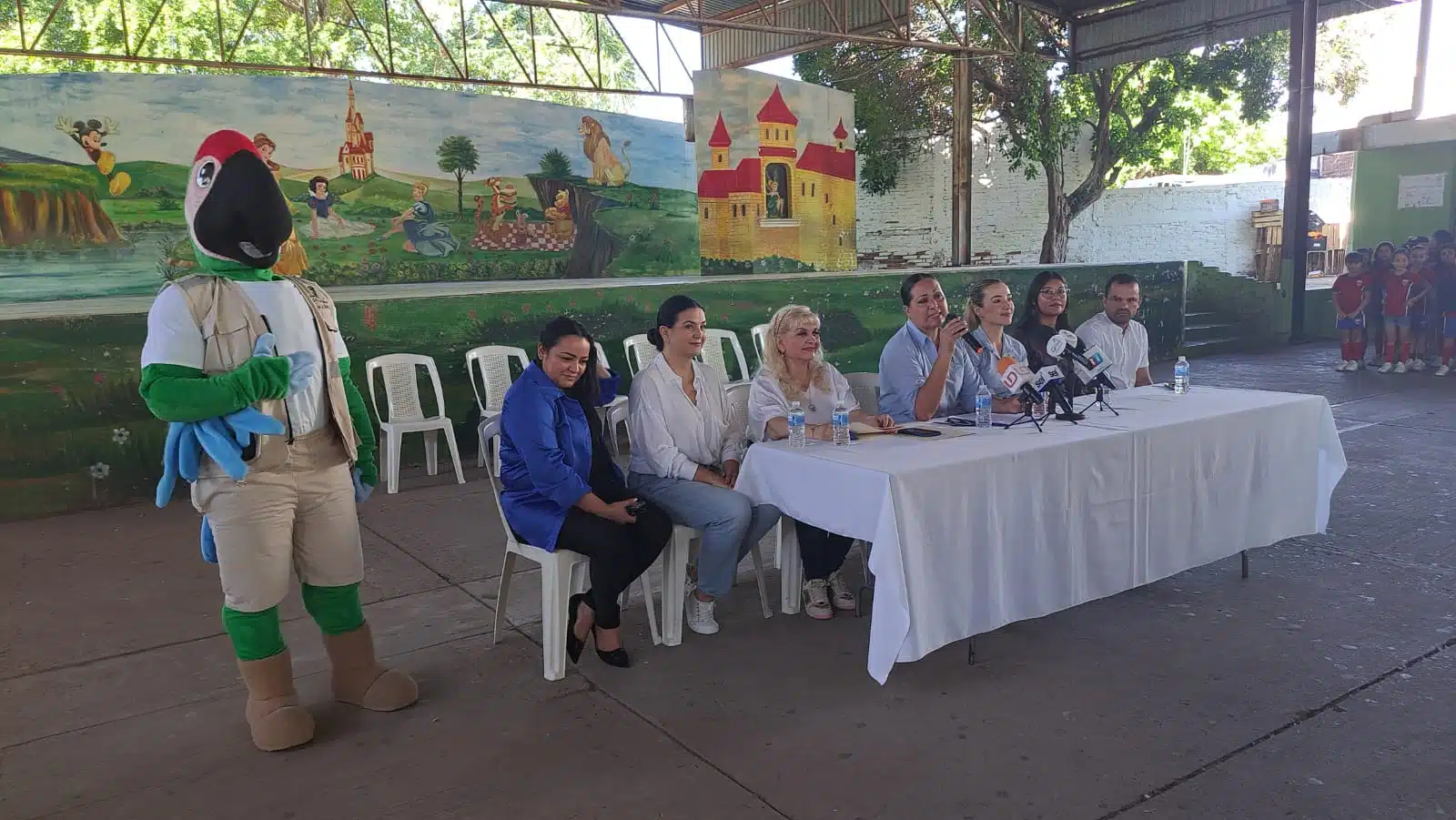 Presentación de la mascota “Kalú” en la escuela primaria Gabriela Mistral