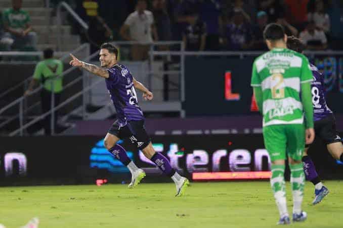 3 jugadores en una cancha de futbol
