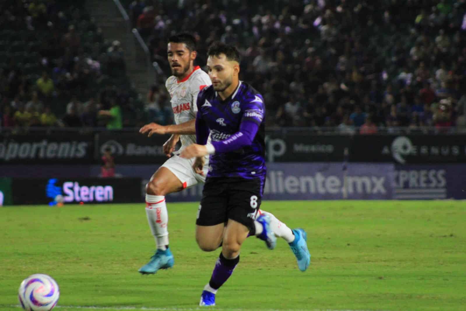 Jugadores de Mazatlán FC y Toluca