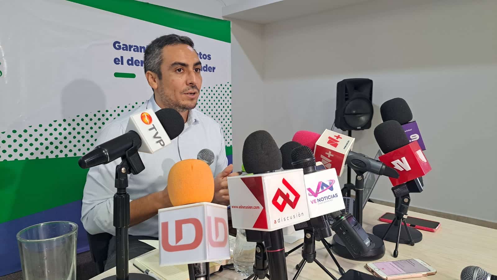 Gustavo Rojas Ayala con medios de prensa