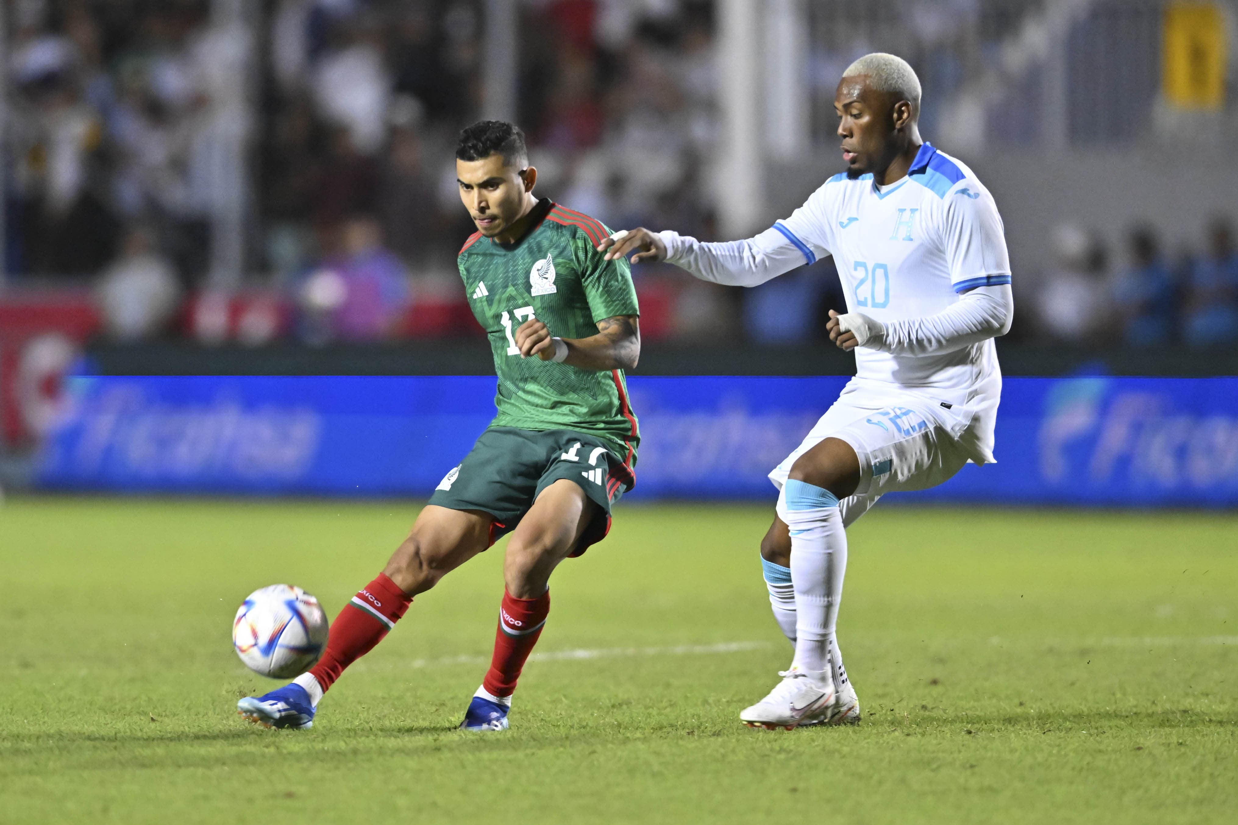 Orbelin Pineda en la cancha de futbol