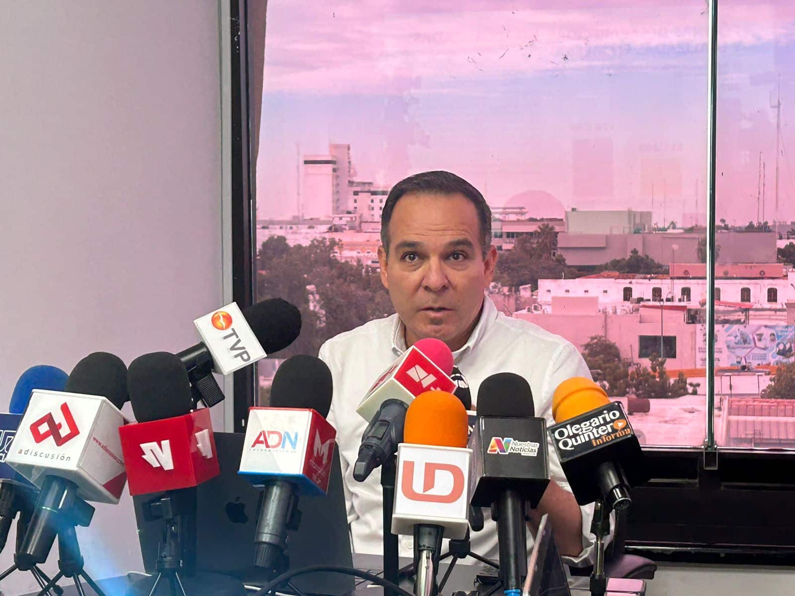Miguel Calderón Quevedo con rueda de prensa