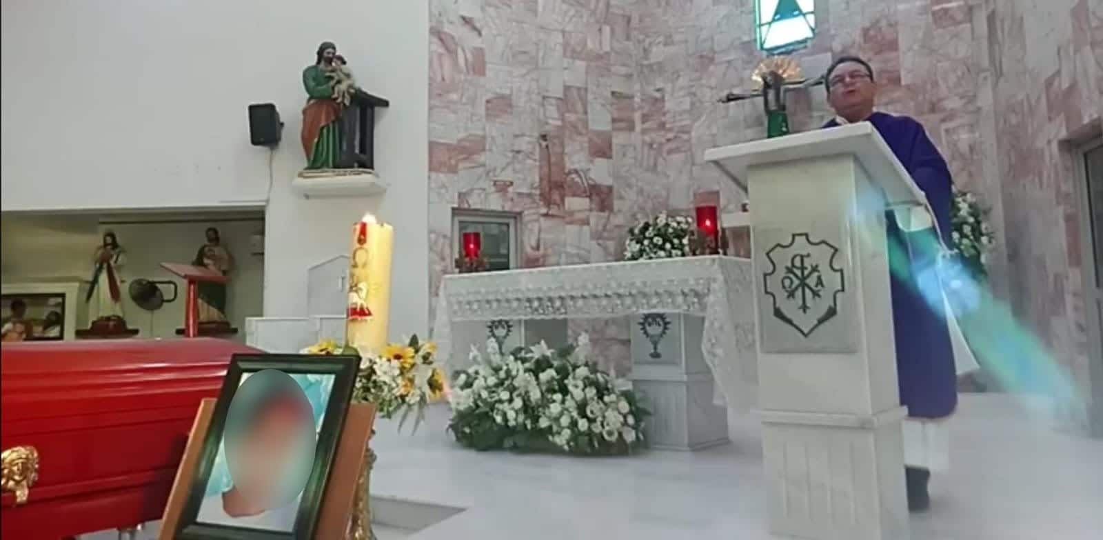 Sacerdote dando misa de cuerpo presente