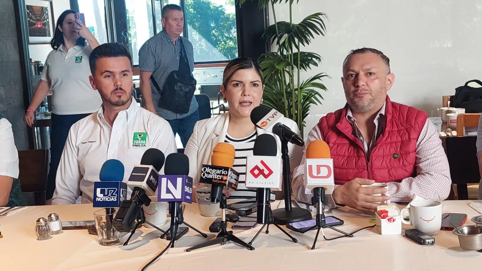 Merary Villegas Sánchez, Leobardo Alcántara Martínez y José Aispuro en rueda de prensa