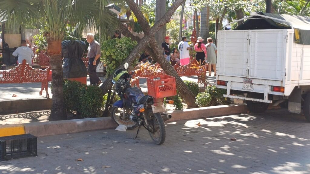 Motocicleta estacionada en Mazatlán