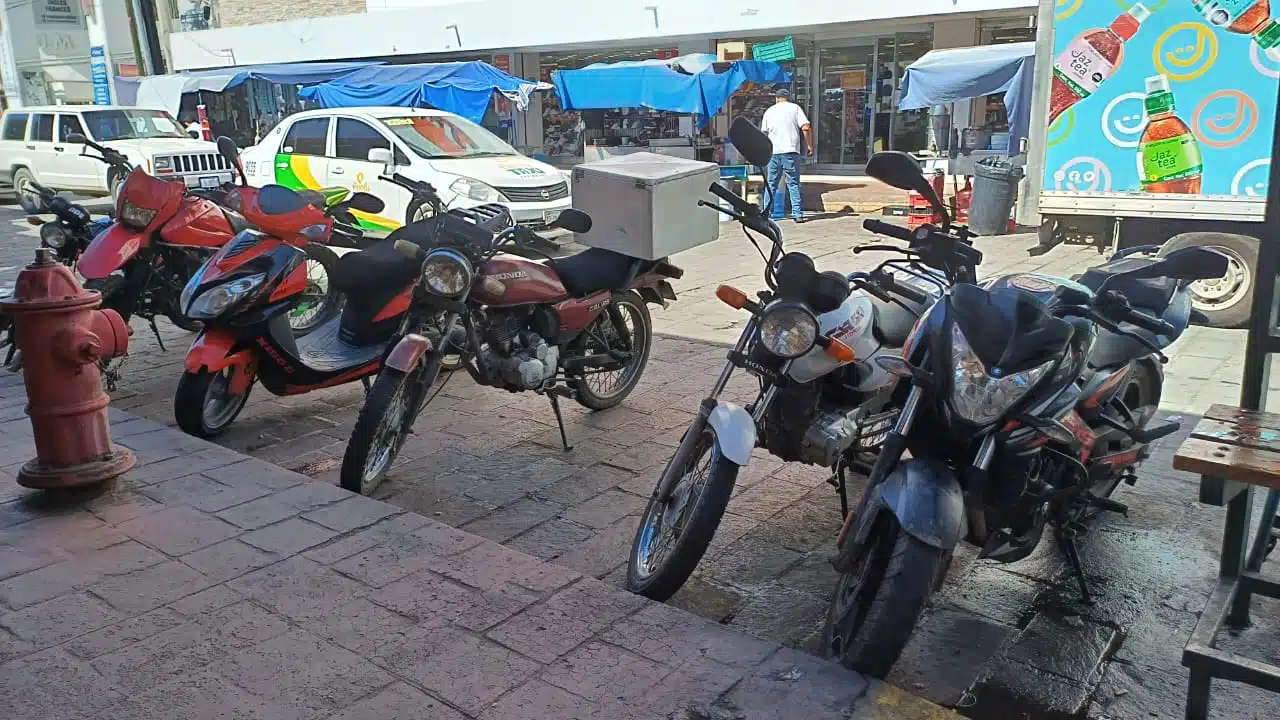 Motocicletas estacionadas en Mazatlán