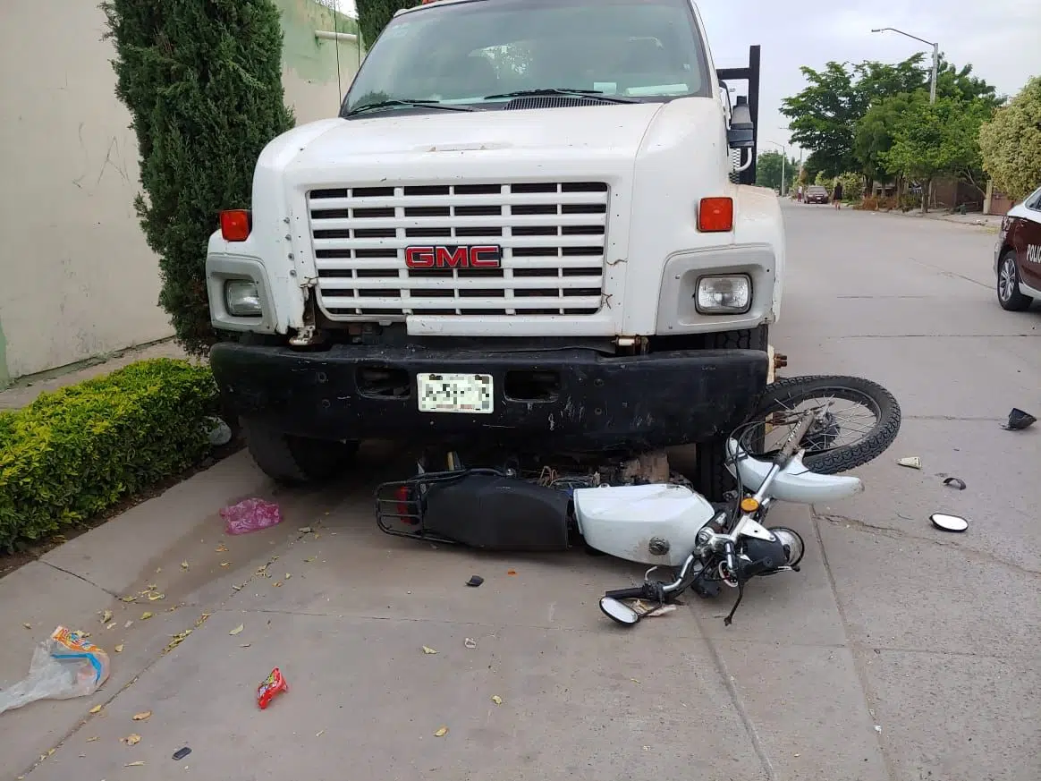 Motocicleta cerca de un camión estacionado