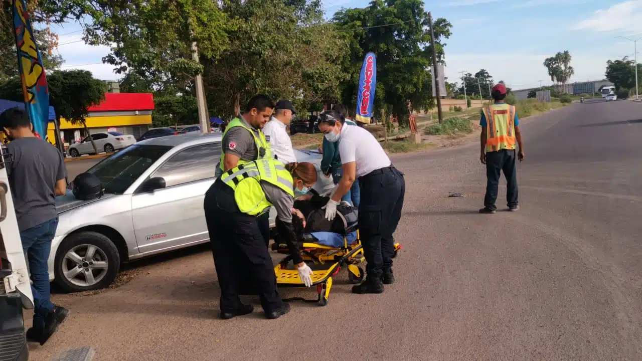 Paramédicos atienden a motociclista lesionado tras choque en Los Mochis