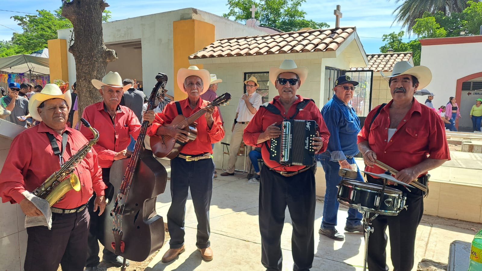 Músico en panteón de Guasave