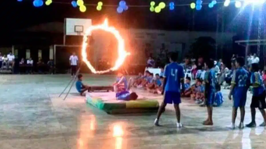 Niño arde en llamas al saltar arco encendido durante actividad escolar