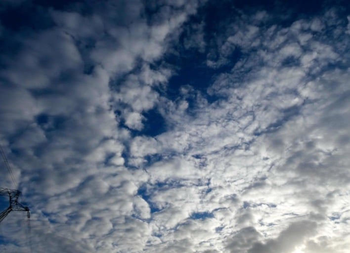 Nubes dispersas en el cielo