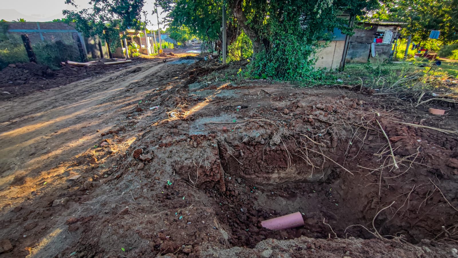 Calle sin pavimentar en reparación en una colonia de Mazatlán