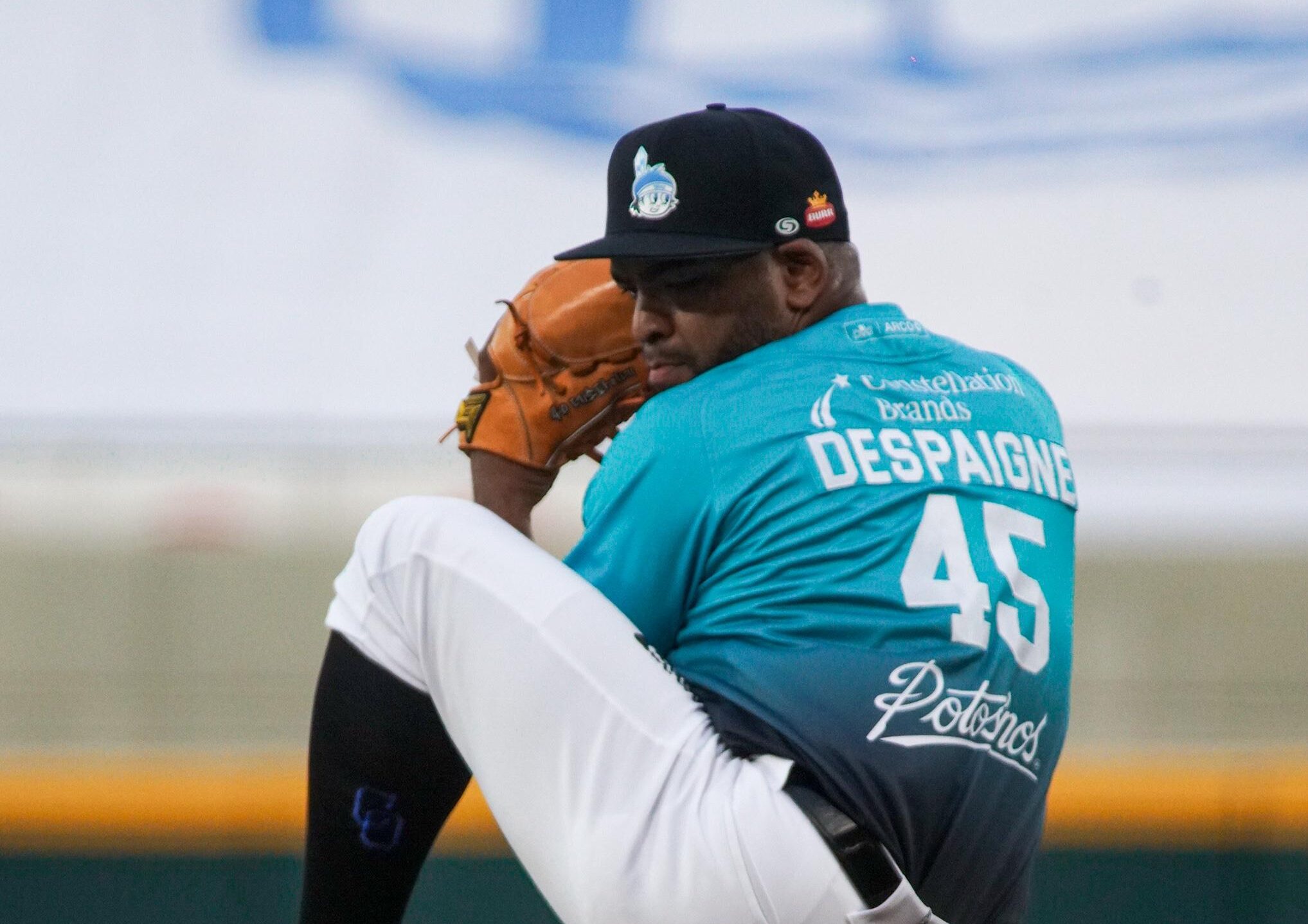 Odrismer Despaigne se prepara para lanzar una pelota