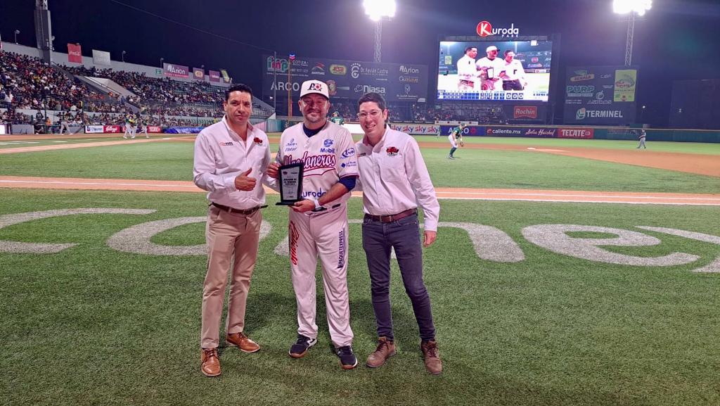 Óscar Robles recibiendo premio