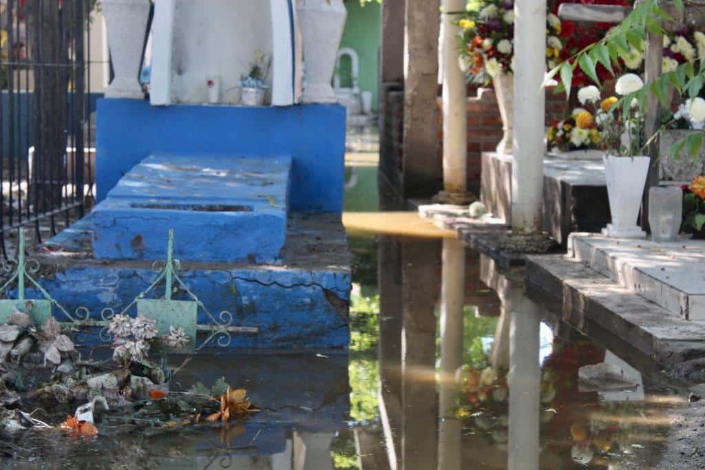 Panteón bajo agua tras las lluvias