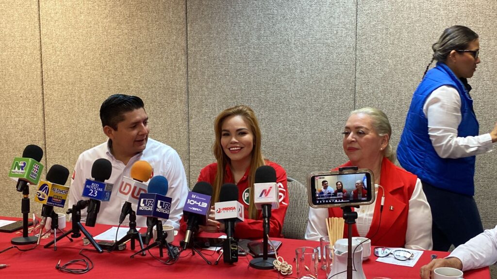 3 personas en una conferencia de prensa con los medios de comunicación en Los Mochis